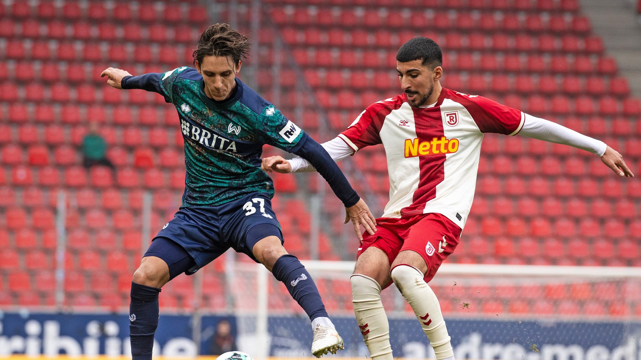 Spielszene Jahn Regensburg - Wehen Wiesbaden