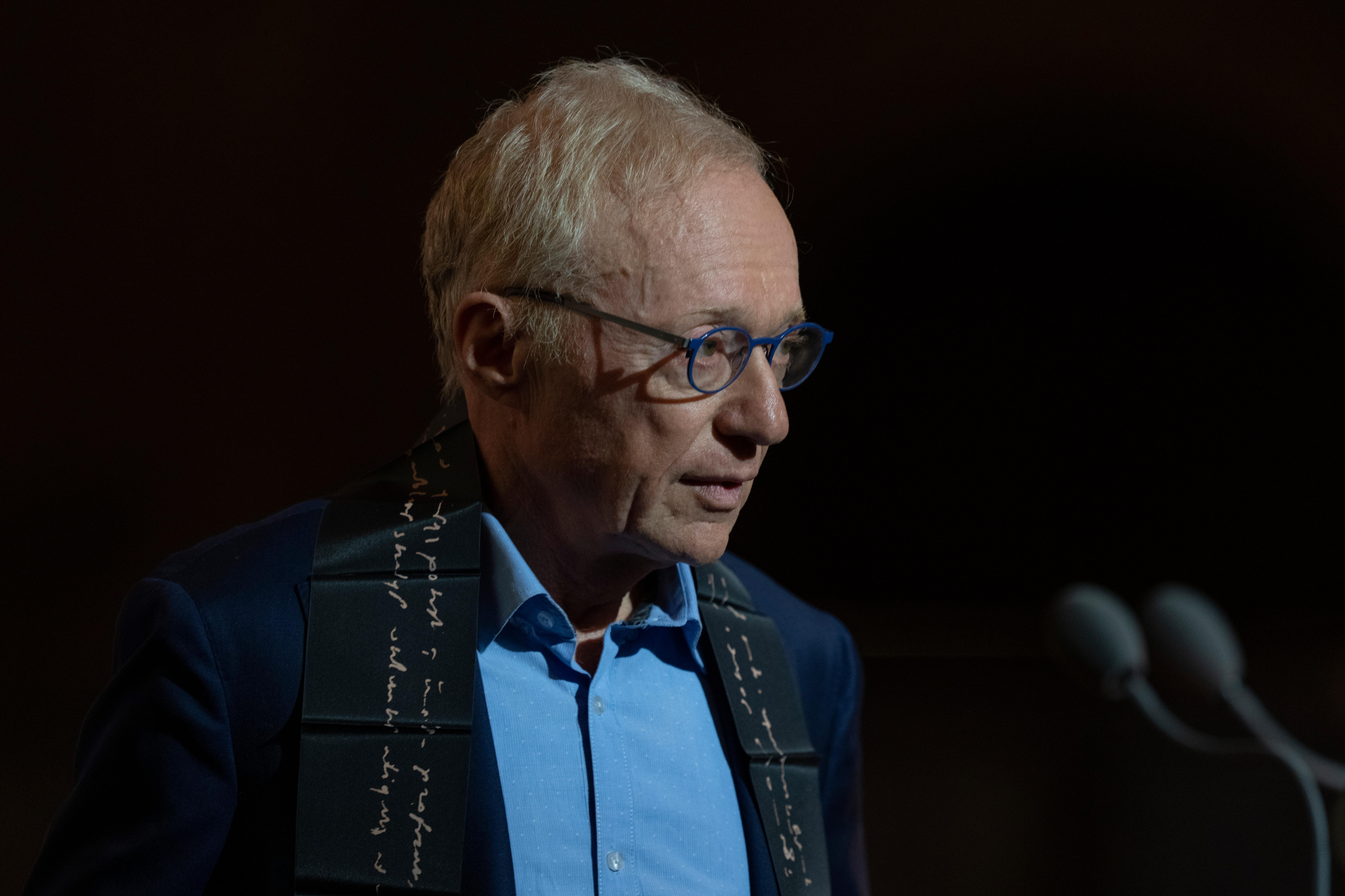 David Grossman im Jahr 2022 - was er da um seinen Hals trägt, ist kein jüdischer Gebetsschal, sondern der Erasmus-Preis am Bande