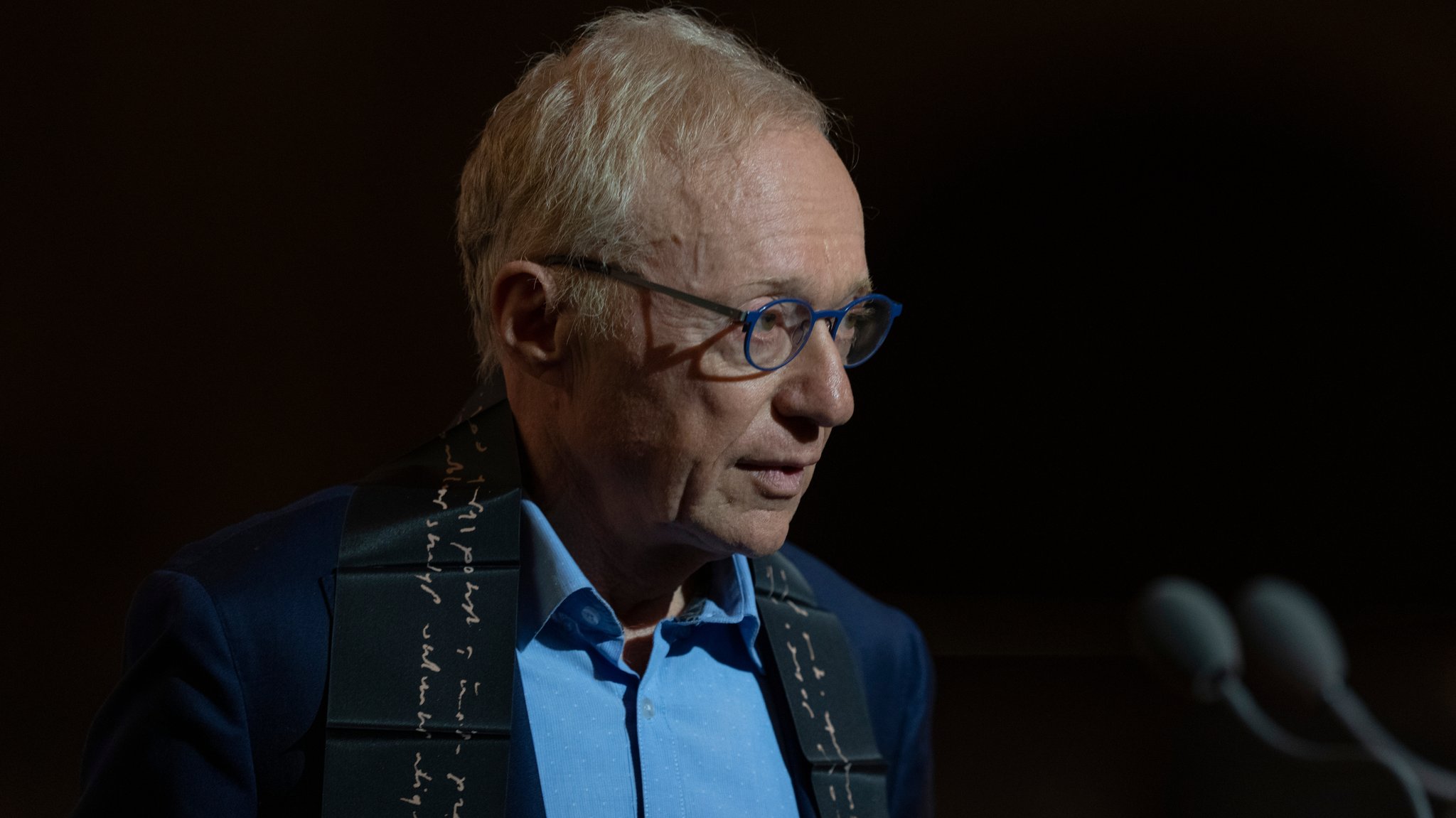 David Grossman im Jahr 2022 - was er da um seinen Hals trägt, ist kein jüdischer Gebetsschal, sondern der Erasmus-Preis am Bande