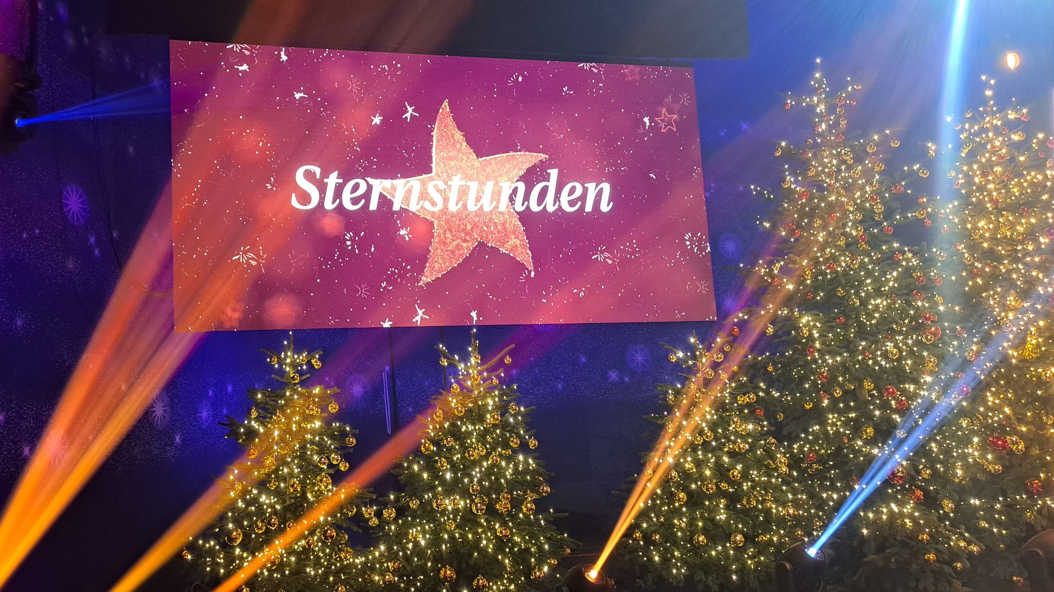 Das Logo der Sternstunden mit Weihnachtsbäumen