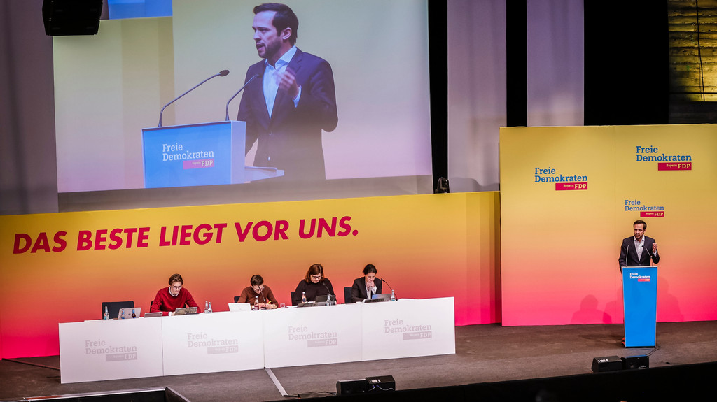 Martin Hagen, FDP Landesvorsitzende und Spitzenkandidat der FDP zur bayerischen Landtagswahl 2023, spricht während des Landesparteitages der FDP Bayern zu den Delegierten.