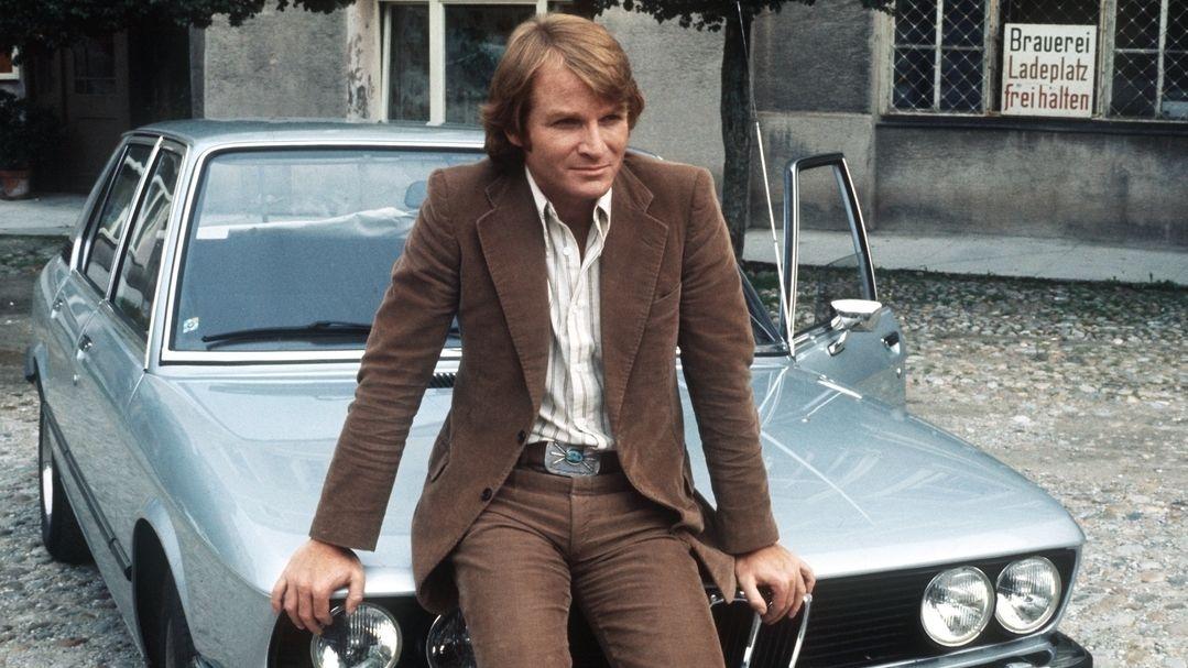 Der deutsche Schauspieler Fritz Wepper steht während der Dreharbeiten zur Krimi-Serie "Derrick" an einem Auto (Archivbild).
