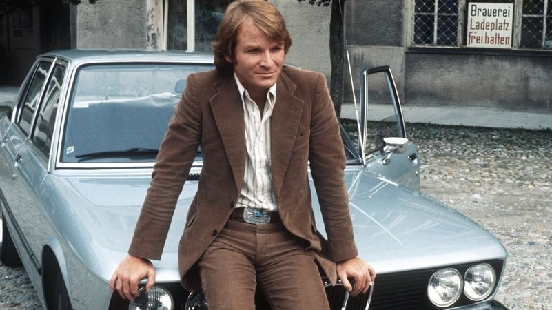 Der deutsche Schauspieler Fritz Wepper steht während der Dreharbeiten zur Krimi-Serie "Derrick" an einem Auto (Archivbild). | Bild: dpa-Bildfunk/Georg Göbel Der deutsche Schauspieler Fritz Wepper steht während der Dreharbeiten zur Krimi-Serie "Derrick" an einem Auto (Archivbild).
