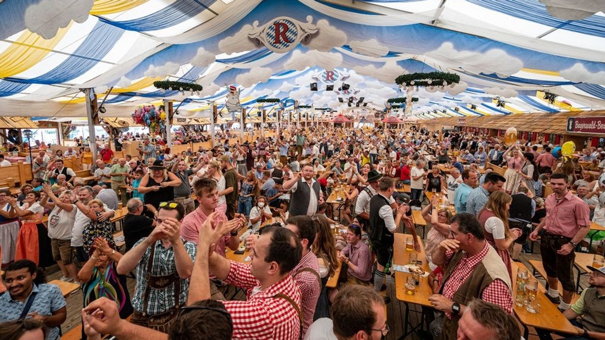 Festzelt auf dem Gäubodenvolksfest in Straubing 
