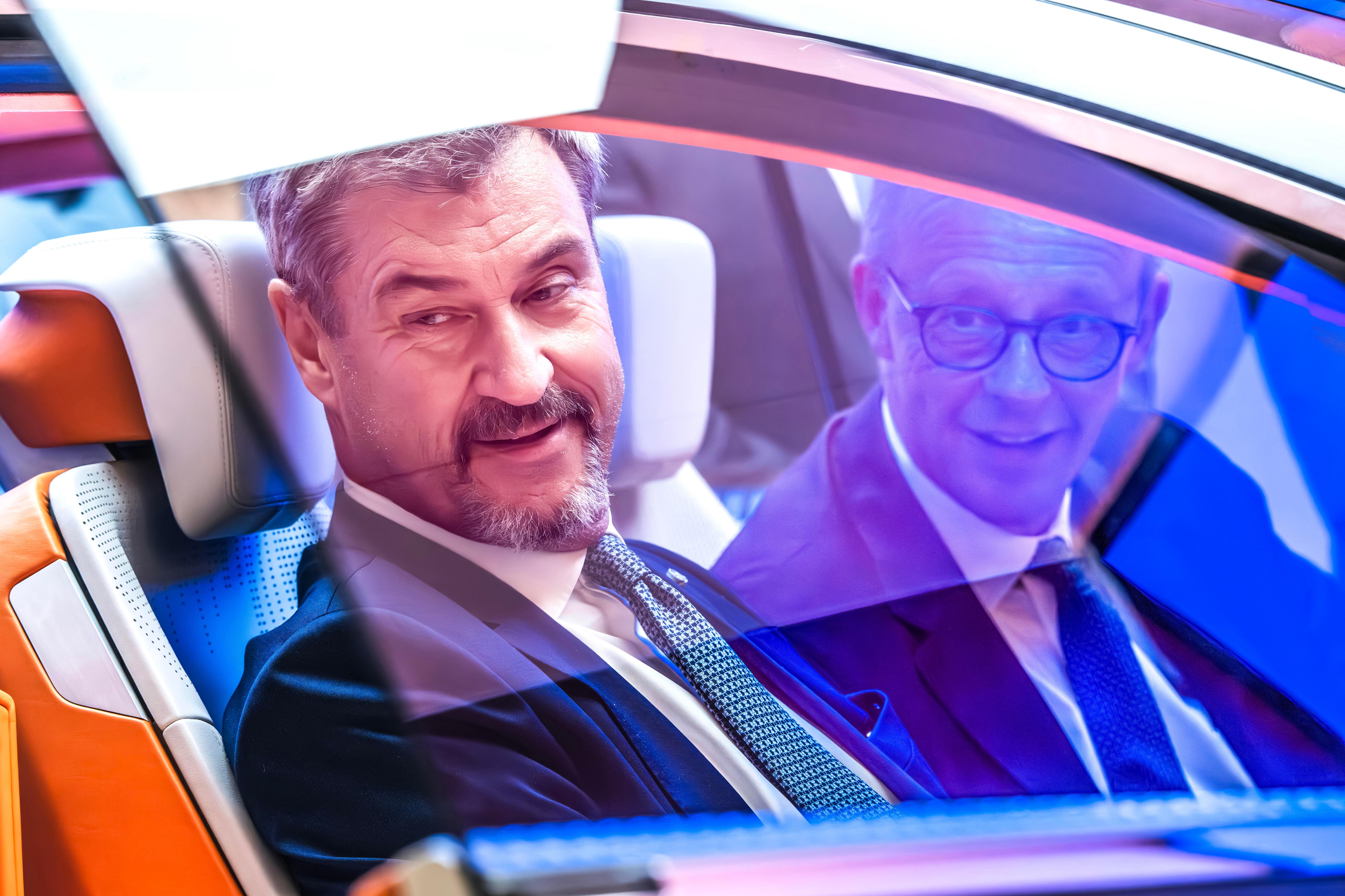 Archiv: Bundeskanzler Merz und Ministerpräsident Söder auf der IAA Mobility München 2025