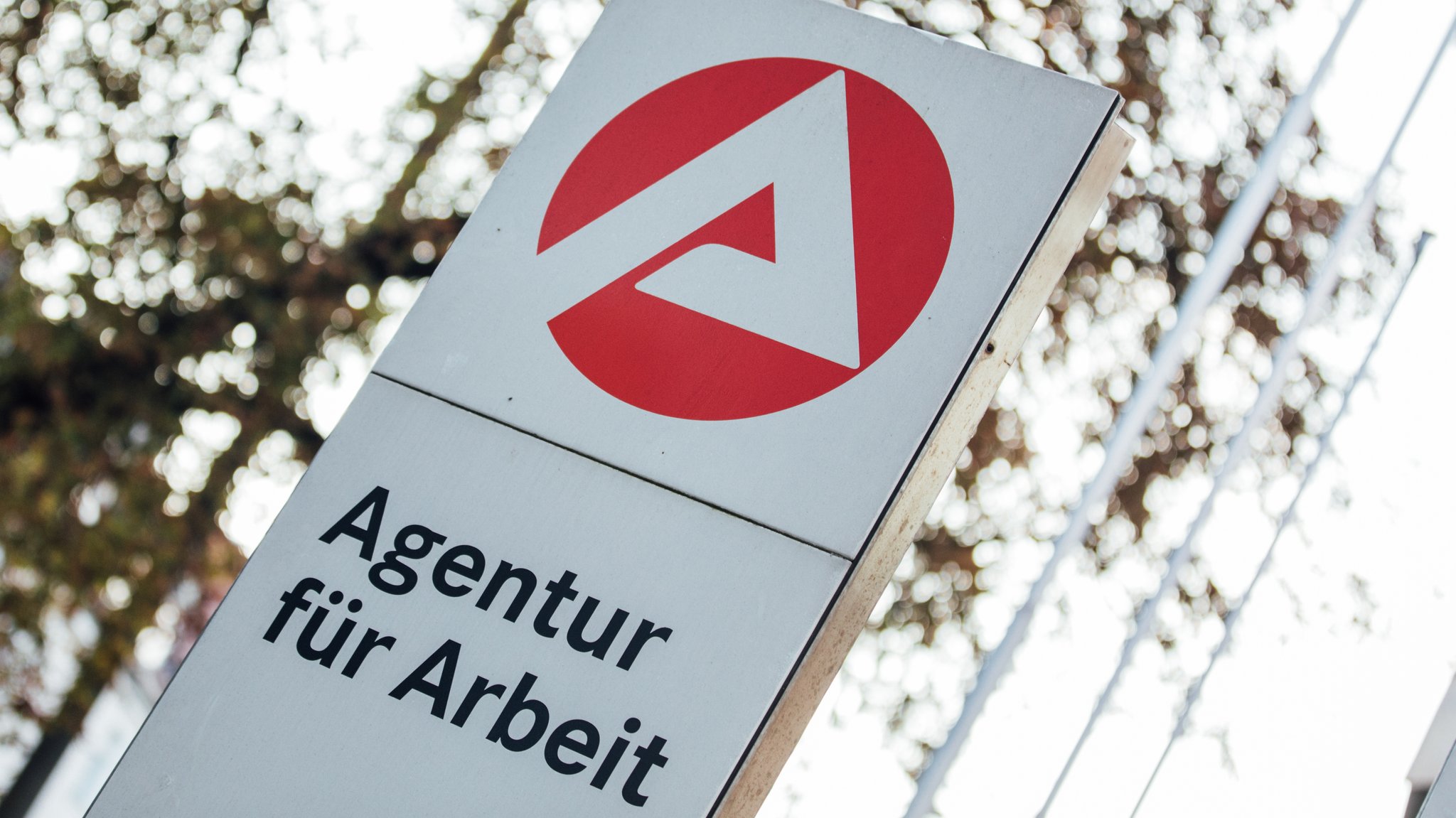 Arbeitslosigkeit in Bayern steigt, Beschäftigung auch