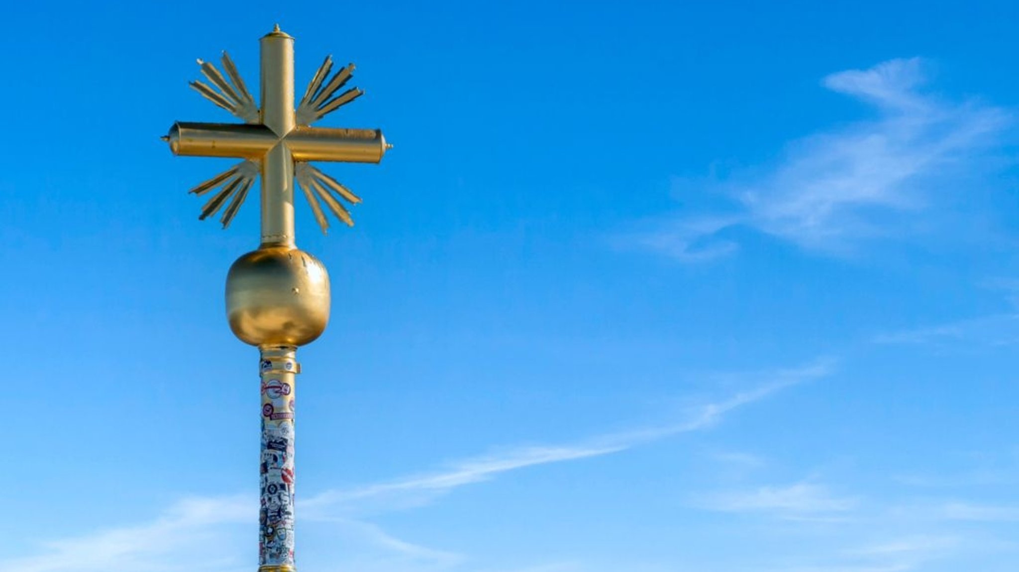 Wieder Sticker am Kreuz der Zugspitze: Klebesünder melden sich