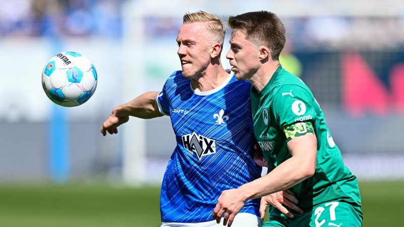 Darmstadts Isac Lidberg (l) und Fürths Gian-Luca Itter kämpfen um den Ball | Bild: picture alliance/dpa Darmstadts Isac Lidberg (l) und Fürths Gian-Luca Itter kämpfen um den Ball