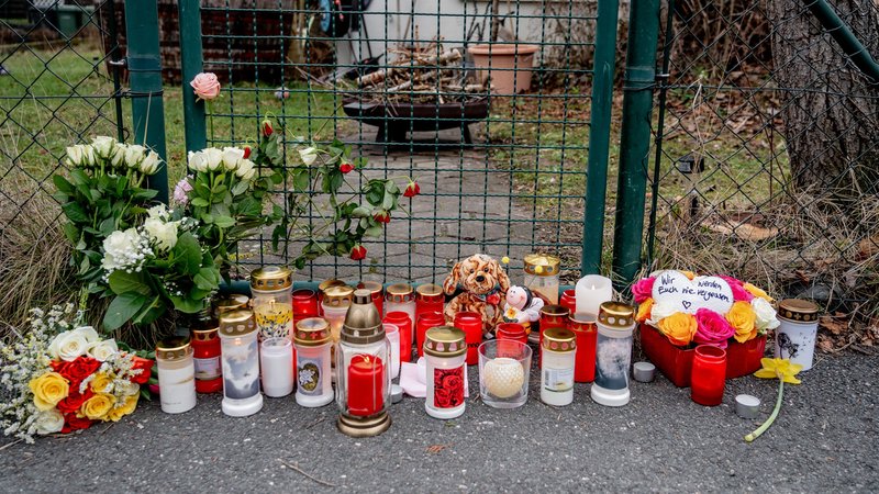 Kerzen und Blumen stehen vor einem Gartentor. | Bild: News5 / Ferdinand Merzbach Kerzen und Blumen stehen vor einem Gartentor.