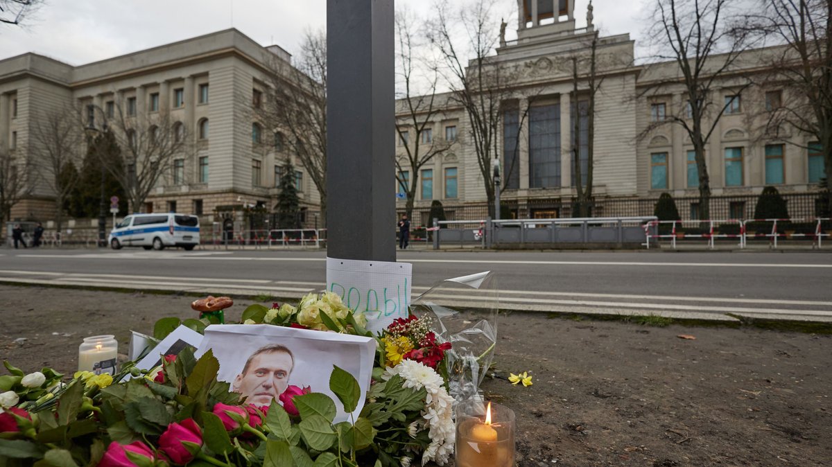 Blumen für Nawalny vor der russischen Botschaft in Berlin