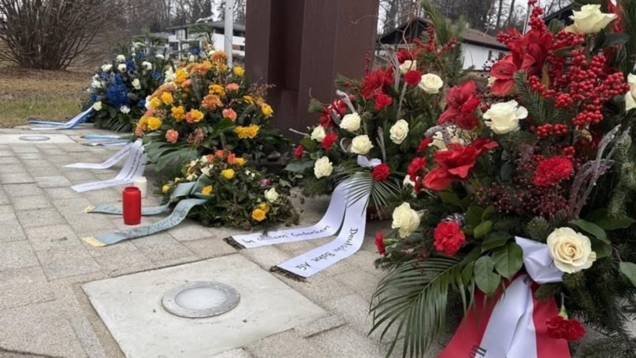 Blumen und Kerzen für die Opfer des Zugunglücks von Bad Aibling | Bild: BR Blumen und Kerzen für die Opfer des Zugunglücks von Bad Aibling