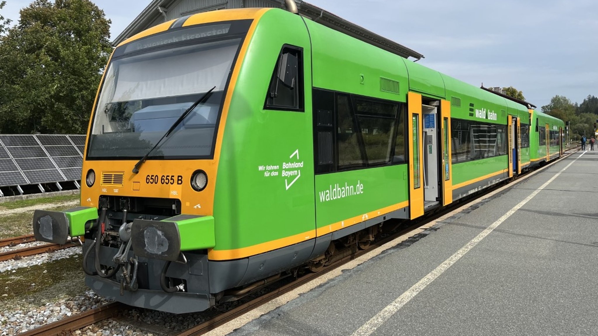 Ein Zug der Waldbahn am Bahnhof Bayerisch Eisenstein