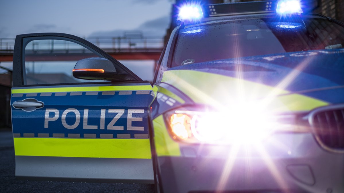 Polizeieinsatzfahrzeug mit Blaulicht (Symbolfoto)