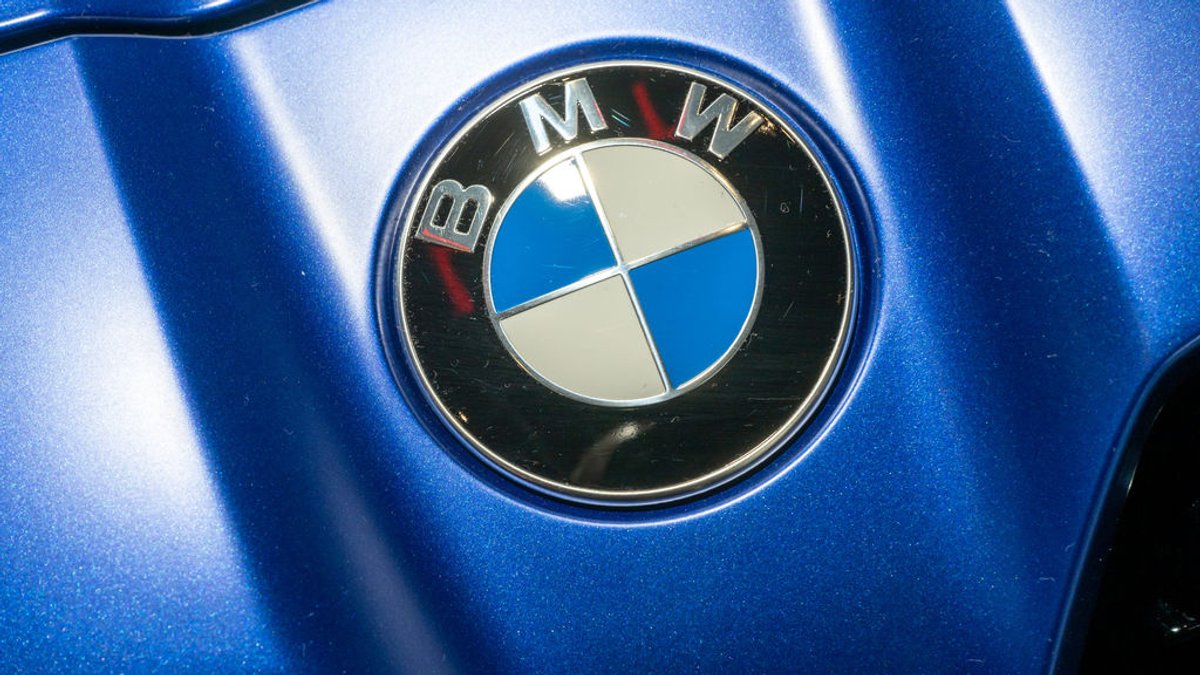 Das BMW-Logo ist in der BMW-Welt auf einem Fahrzeug der Marke an der Motorhaube angebracht.