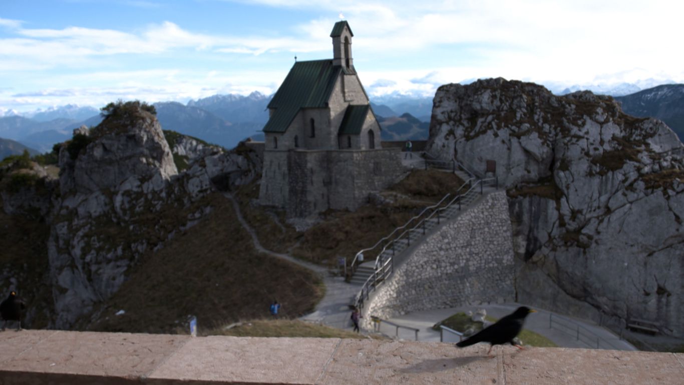 Der Blick von der Terrasse des BR-Betriebsgebäudes auf die Kapelle auf dem Wendelstein 