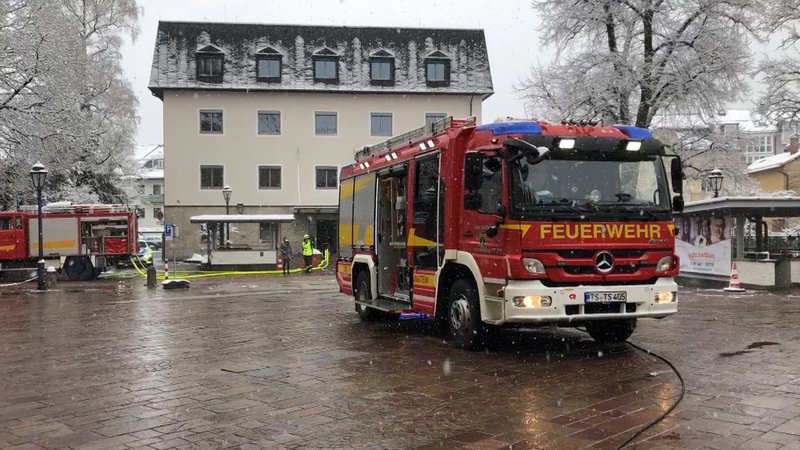 Feuerwehrlöschzug vor dem Landratsamt Traunstein