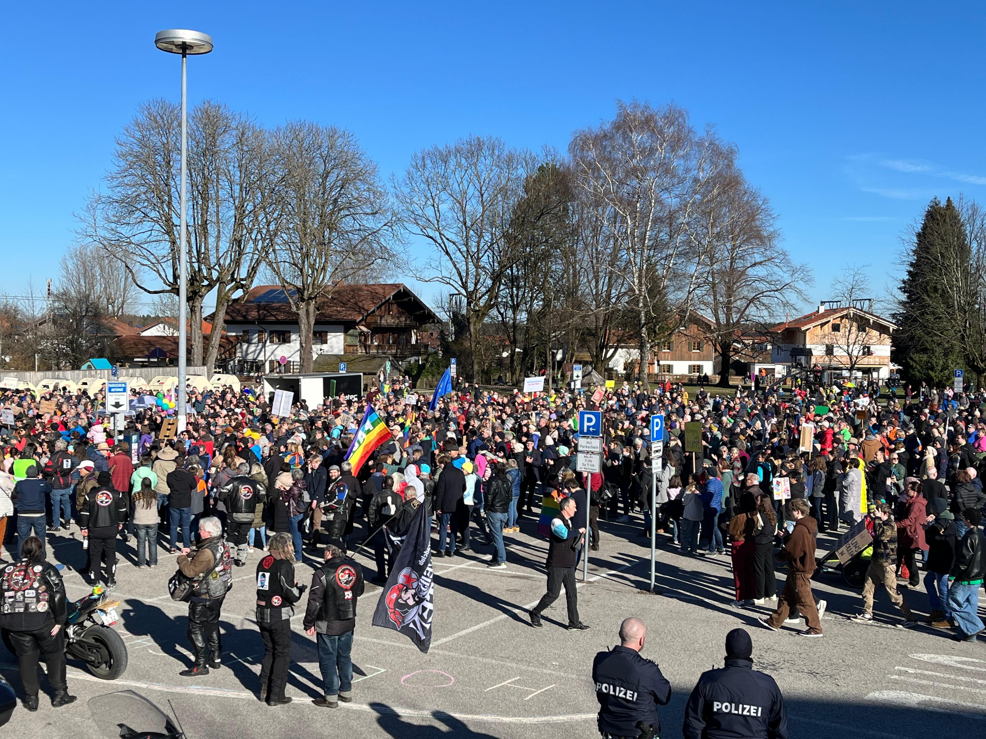 Demonstranten bei "Holzkirchen ist bunt" am Sonntag