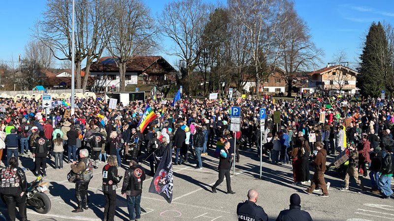 Demonstranten bei "Holzkirchen ist bunt" am Sonntag