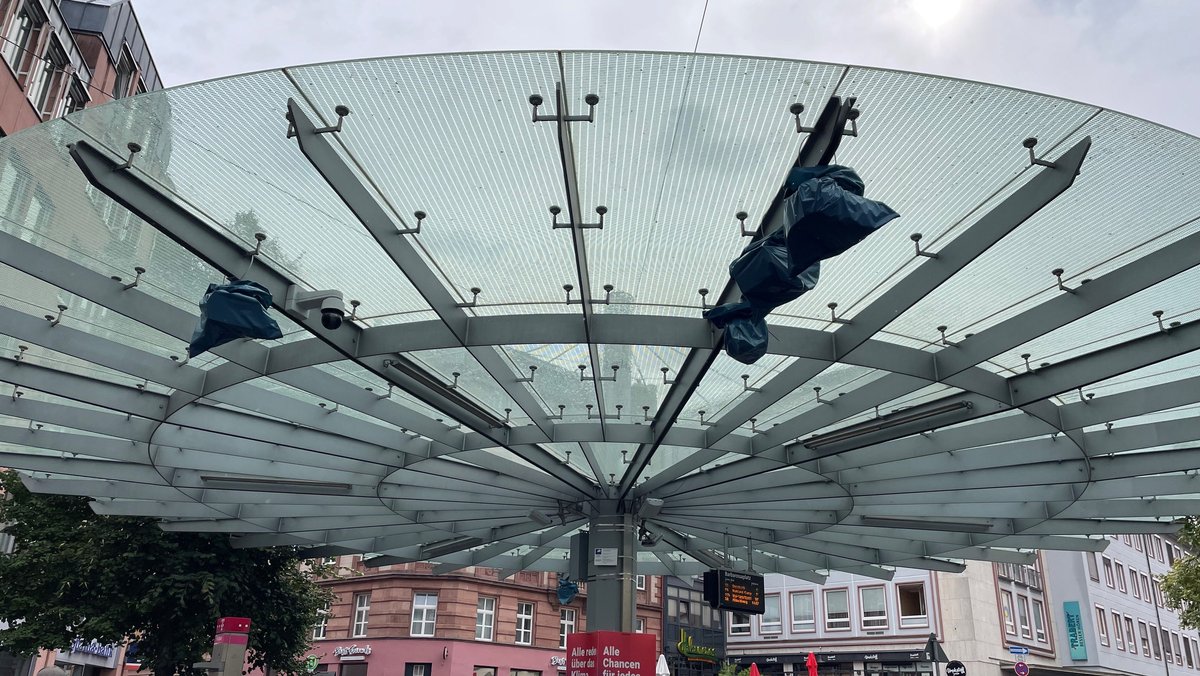 Sieben Kameras sind unter dem kreisrunden Plexiglas-Dach am Barbarossaplatz in Würzburg installiert.