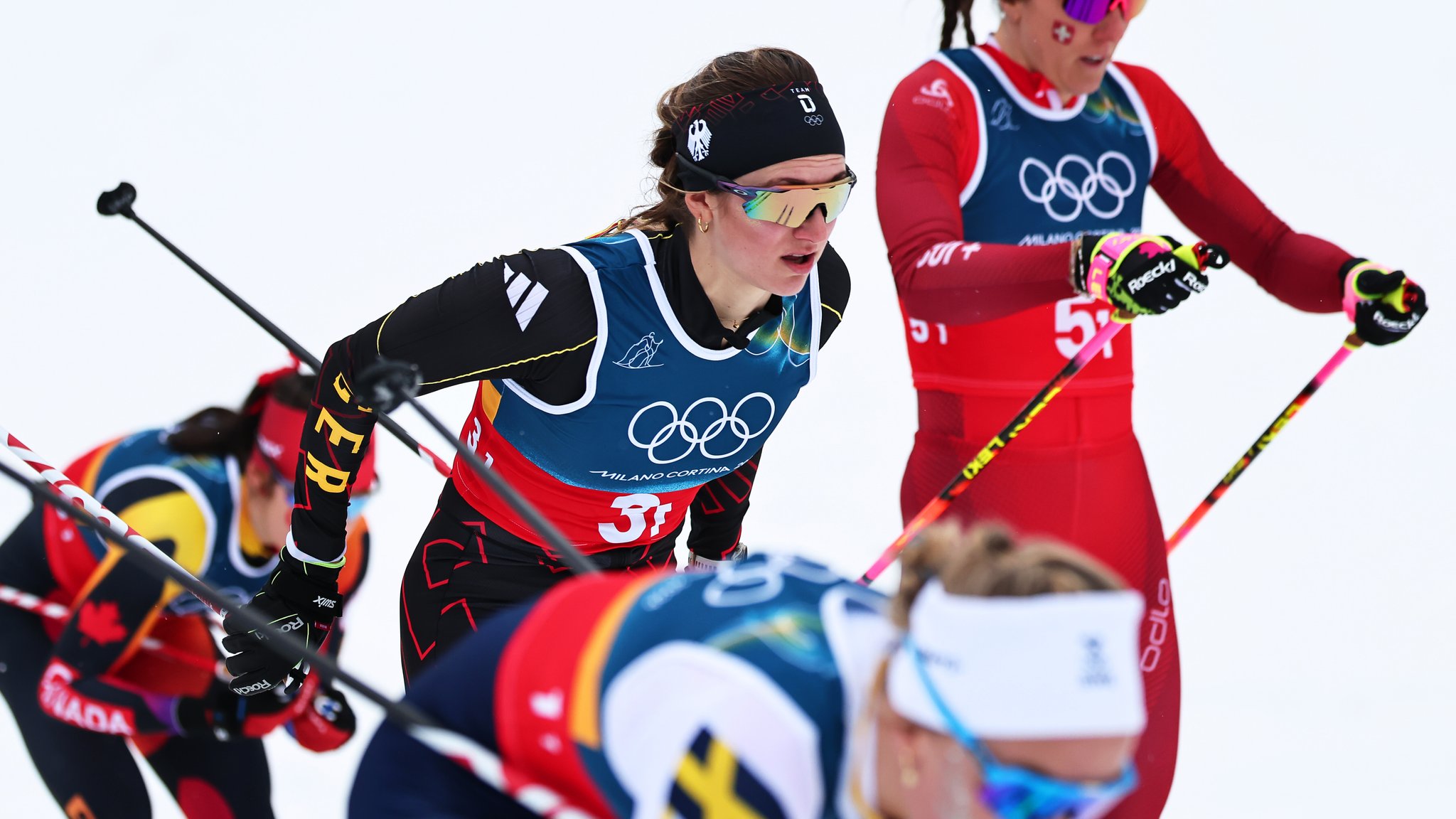 Linn Svahn (vorne, Schweden), Laura Gimmler (M, Deutschland) und Anja Weber (hinten r, Schweiz) in Aktion 