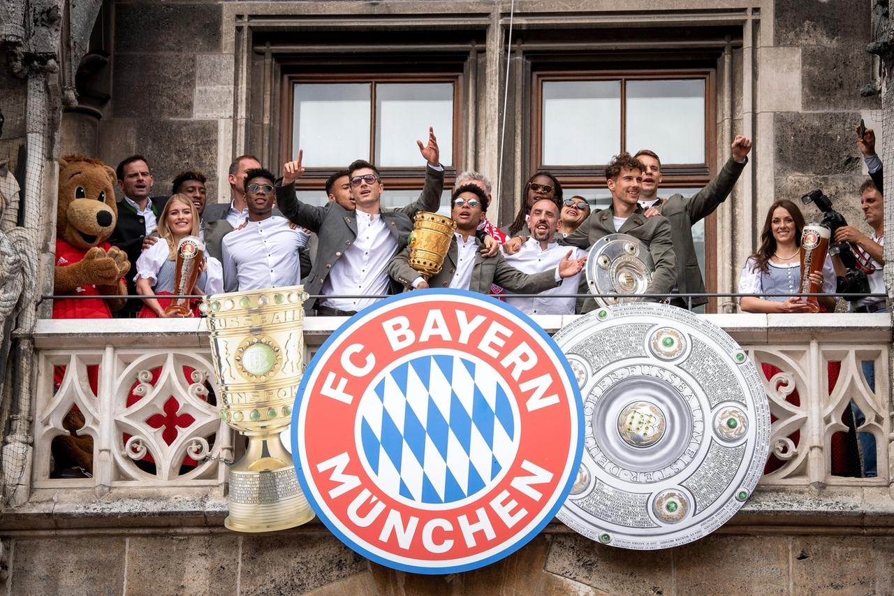26.05.2019, Bayern, München: Der FC Bayern München feiert auf dem Balkon des Rathauses am Marienplatz die deutsche Fußball-Meisterschaft und den DFB Pokalsieg. | Bild: dpa-Bildfunk/Sina Schuldt 26.05.2019, Bayern, München: Der FC Bayern München feiert auf dem Balkon des Rathauses am Marienplatz die deutsche Fußball-Meisterschaft und den DFB Pokalsieg.