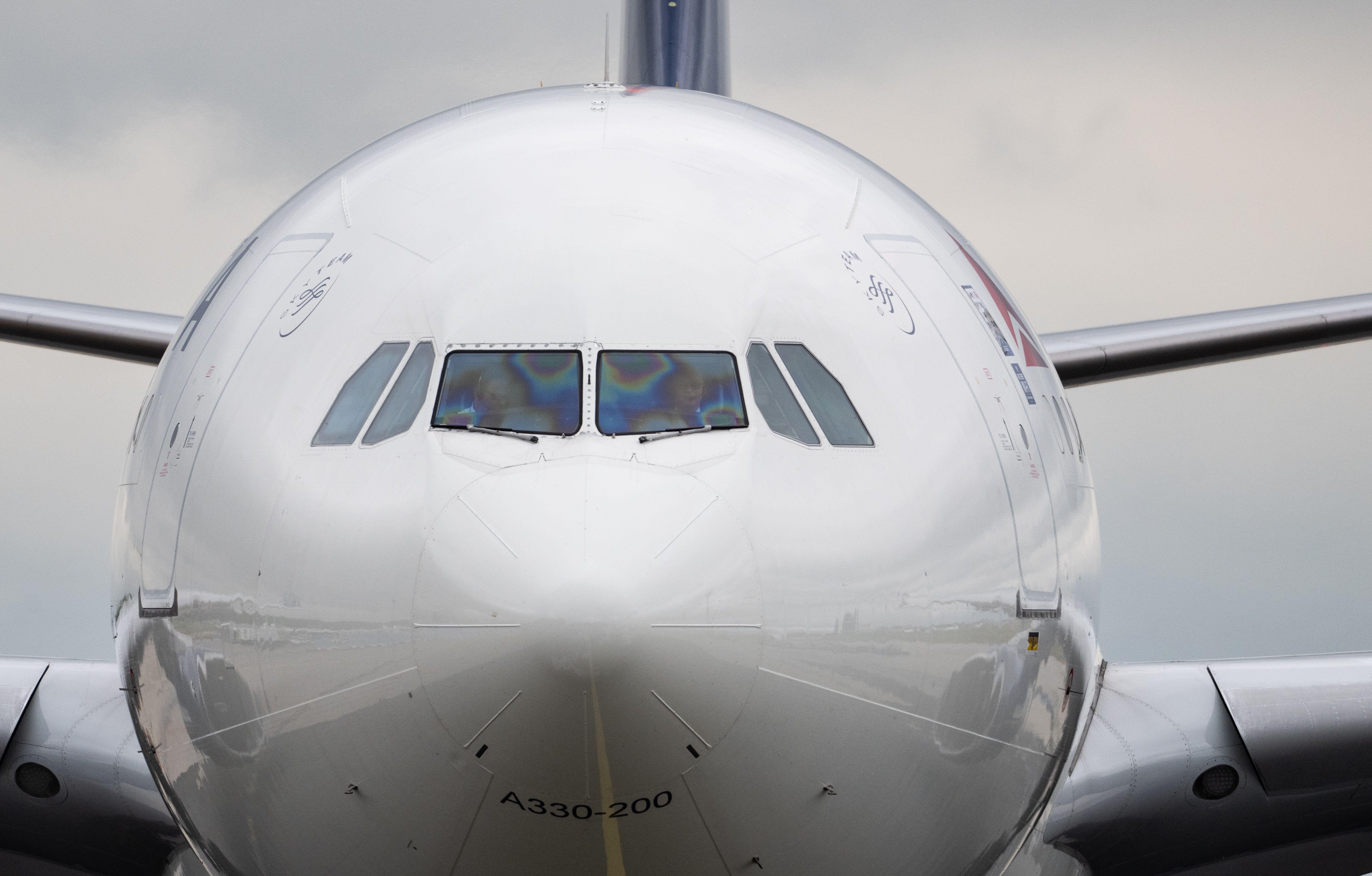 07.05.2026, Hessen, Frankfurt/Main: Eine Passagiermaschine der Lufthansa ist auf dem Flughafen Frankfurt zu sehen. Die ständig schwankenden Treibstoffpreise wirken sich mittelbar auch auf die Preise für Flugreisen aus. Foto: Boris Roessler/dpa +++ dpa-Bildfunk +++