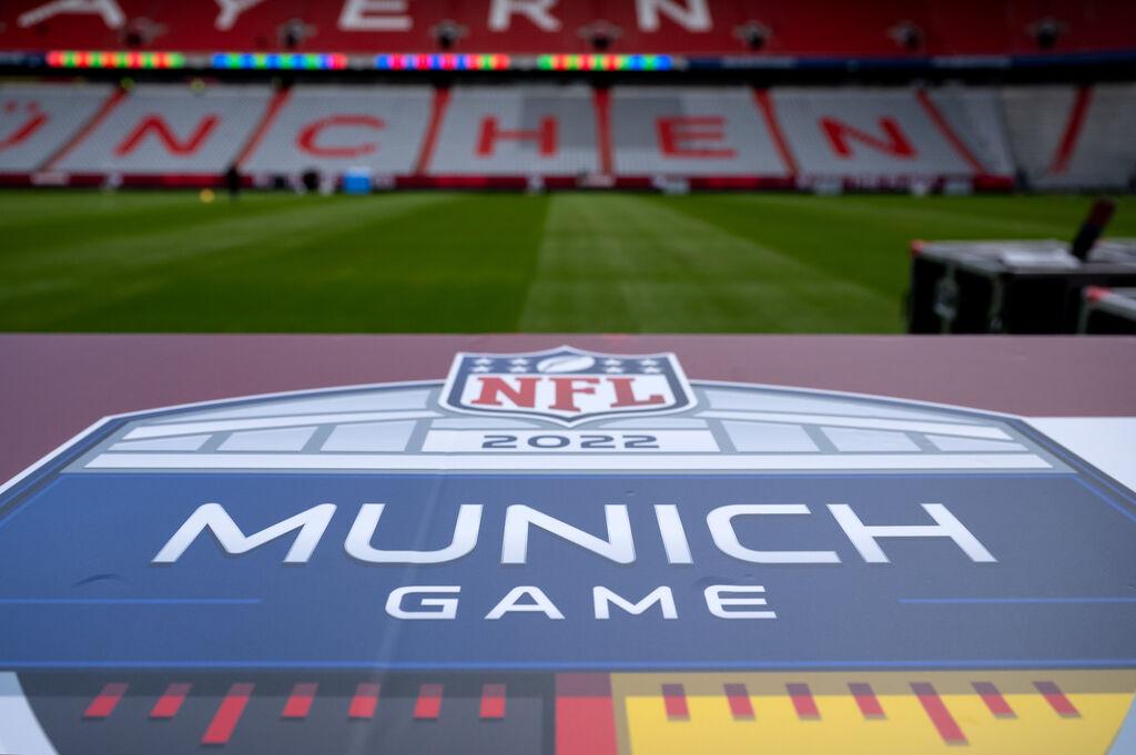 ARCHIV - 09.11.2022, Bayern, München: American Football, NFL, Tampa Bay Buccaneers - Seattle Seahawks, 10. Spieltag, Allianz Arena: Ein Logo mit der Aufschrift "NFL Munich Game" ist an einer Bande zu sehen. Beim Deutschland-Spiel der NFL im Herbst 2024 in München treffen die Carolina Panthers auf die New York Giants. (zu dpa: «Wie 2022? Stadt München hofft auf Wiederholung von NFL-Boom») Foto: Sven Hoppe/dpa +++ dpa-Bildfunk +++