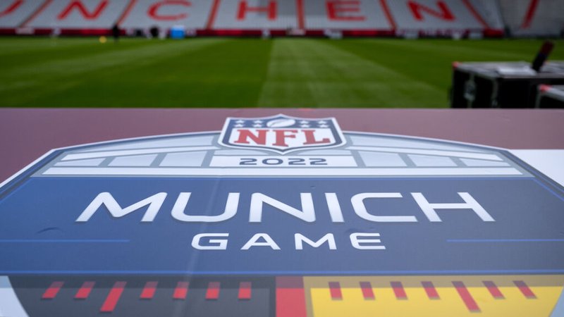 ARCHIV - 09.11.2022, Bayern, München: American Football, NFL, Tampa Bay Buccaneers - Seattle Seahawks, 10. Spieltag, Allianz Arena: Ein Logo mit der Aufschrift "NFL Munich Game" ist an einer Bande zu sehen. Beim Deutschland-Spiel der NFL im Herbst 2024 in München treffen die Carolina Panthers auf die New York Giants. (zu dpa: «Wie 2022? Stadt München hofft auf Wiederholung von NFL-Boom») Foto: Sven Hoppe/dpa +++ dpa-Bildfunk +++ | Bild: dpa-Bildfunk/Sven Hoppe ARCHIV - 09.11.2022, Bayern, München: American Football, NFL, Tampa Bay Buccaneers - Seattle Seahawks, 10. Spieltag, Allianz Arena: Ein Logo mit der Aufschrift "NFL Munich Game" ist an einer Bande zu sehen. Beim Deutschland-Spiel der NFL im Herbst 2024 in München treffen die Carolina Panthers auf die New York Giants. (zu dpa: «Wie 2022? Stadt München hofft auf Wiederholung von NFL-Boom») Foto: Sven Hoppe/dpa +++ dpa-Bildfunk +++