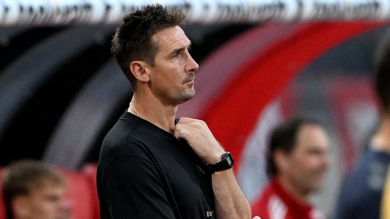Musste in diesem Transfer-Sommer lange auf seinen fertigen Kader warten: Nürnbergs Trainer Miroslav Klose. | Bild: picture-alliance / dpa Musste in diesem Transfer-Sommer lange auf seinen fertigen Kader warten: Nürnbergs Trainer Miroslav Klose.