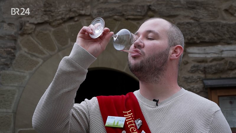 Weinprinz Maximilian Lang ist seit 1950 der erste Mann, der um den Titel kandidiert | Bild: BR Weinprinz Maximilian Lang ist seit 1950 der erste Mann, der um den Titel kandidiert