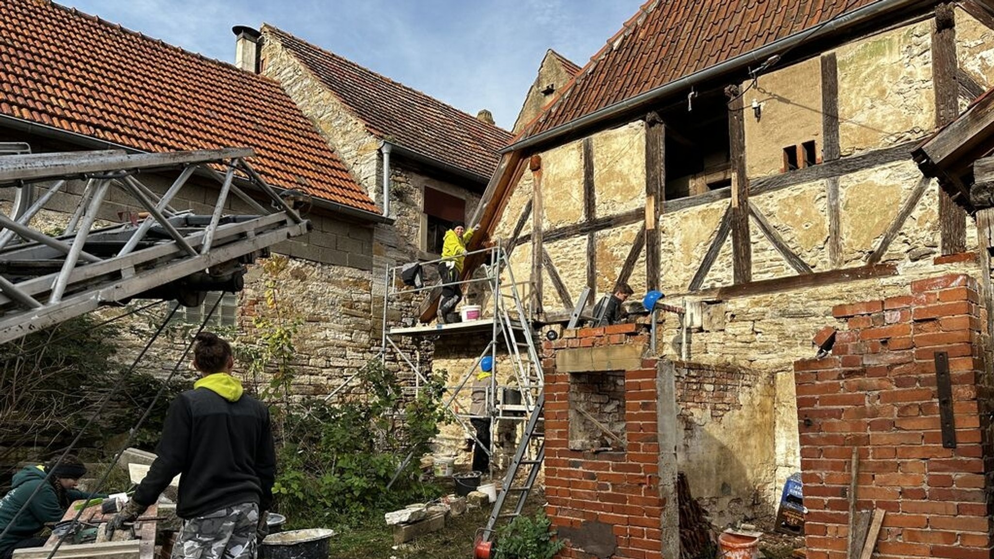 Junge Frauen und Männer zwischen 18 und 25 restaurieren ein Haus aus dem 17. Jahrhundert in Herlheim (Landkreis Schweinfurt)