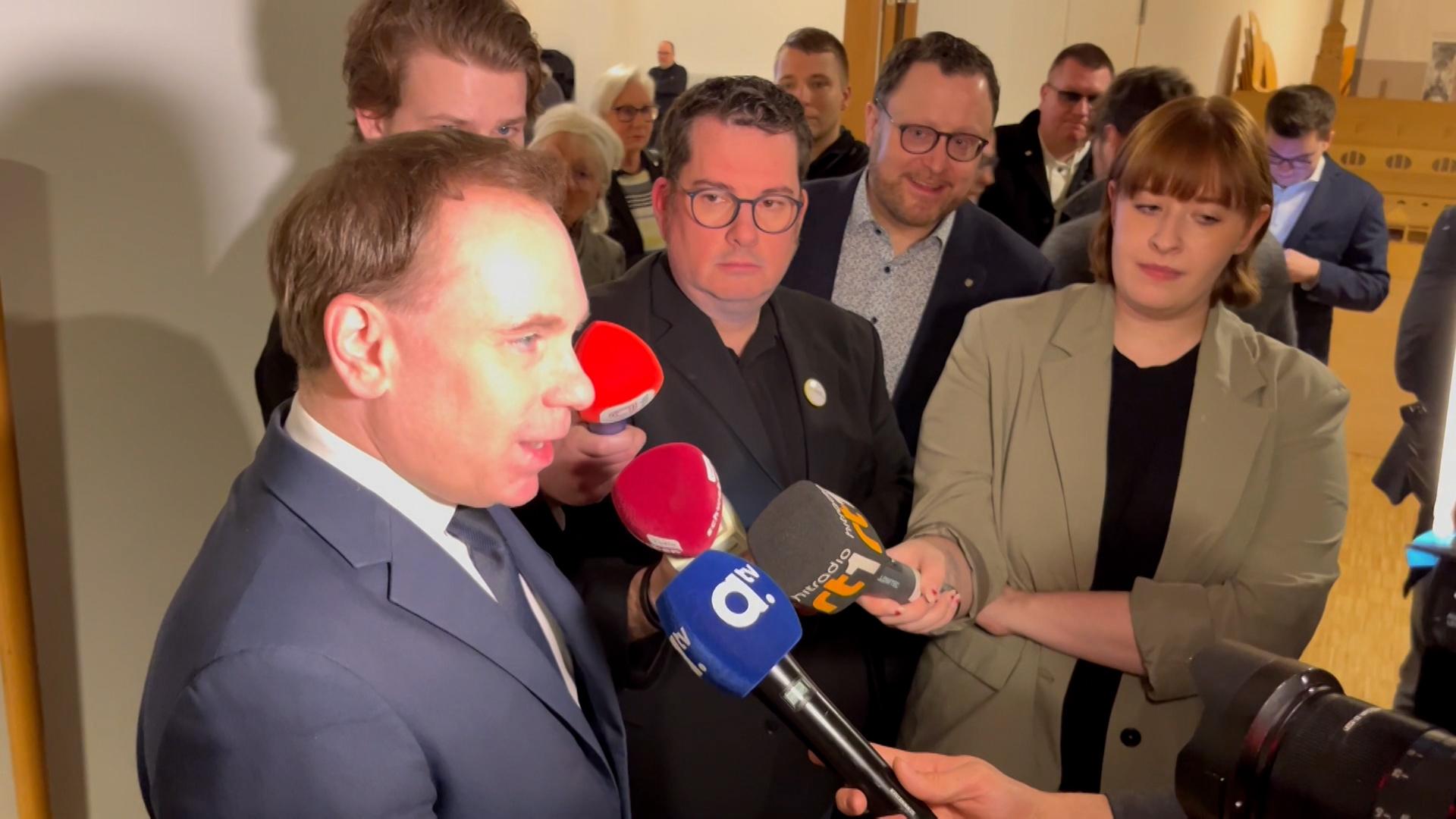 Auf der Wahlversammlung der Stadt Augsburg sind der CSU-Kandidat Volker Ullrich und Grünen-Politikerin Claudia Roth aneinander geraten.