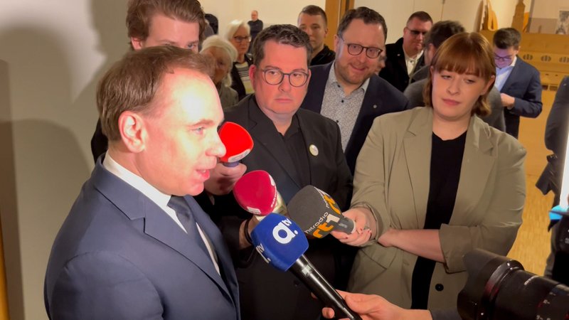 Auf der Wahlversammlung der Stadt Augsburg sind der CSU-Kandidat Volker Ullrich und Grünen-Politikerin Claudia Roth aneinander geraten. | Bild: BR 2025 Auf der Wahlversammlung der Stadt Augsburg sind der CSU-Kandidat Volker Ullrich und Grünen-Politikerin Claudia Roth aneinander geraten.