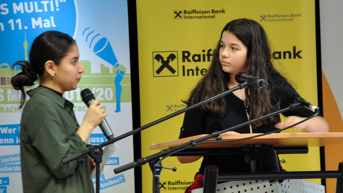Zwei junge Mädchen vor Mikrofonen