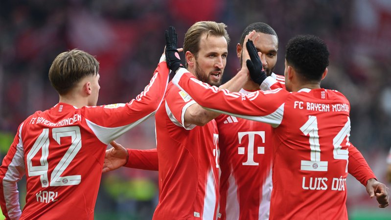 Lennart Karl, Harry Kane, Jonathan Tah und Luis Diaz (v.l.) | Bild: picture alliance / SvenSimon | Malte Ossowski/SVEN SIMON Lennart Karl, Harry Kane, Jonathan Tah und Luis Diaz (v.l.)