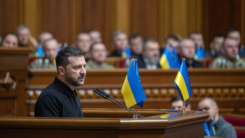 Der ukrainische Präsident Selenskyj stellt seinen bislang unveröffentlichten "Siegesplan" im Verteidigungskrieg gegen Russland im Parlament vor. | Bild: REUTERS/Andrii Nesterenko Der ukrainische Präsident Selenskyj stellt seinen bislang unveröffentlichten "Siegesplan" im Verteidigungskrieg gegen Russland im Parlament vor.