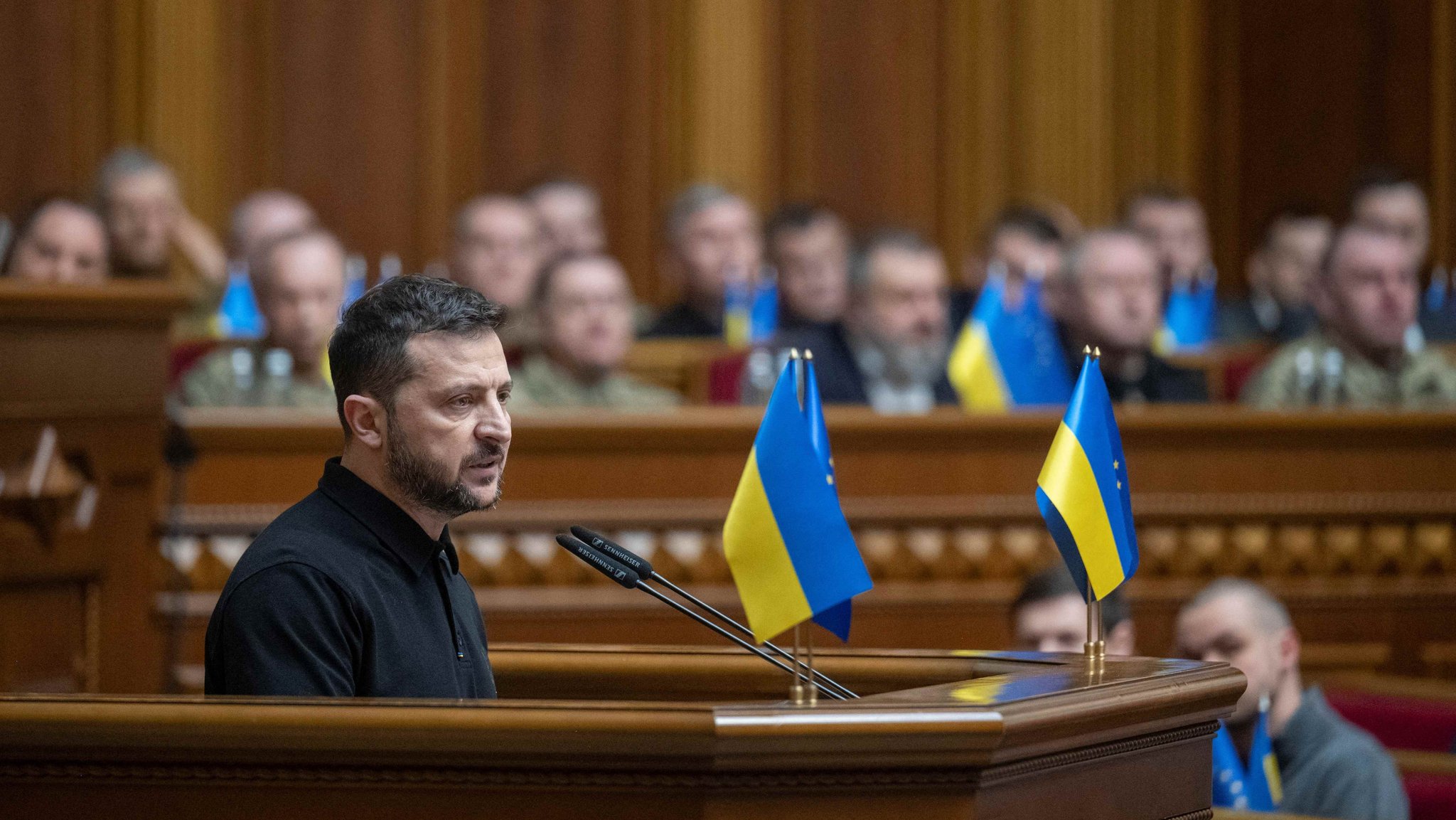 Der ukrainische Präsident Selenskyj stellt seinen bislang unveröffentlichten "Siegesplan" im Verteidigungskrieg gegen Russland im Parlament vor.