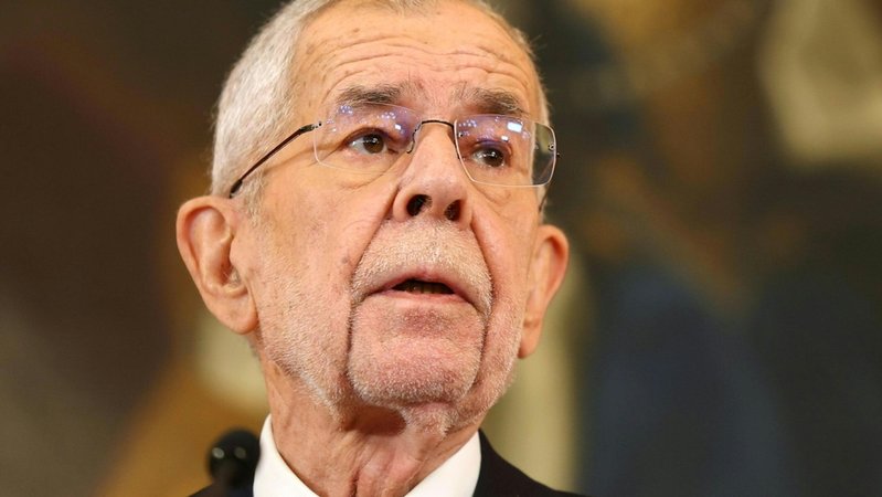 Österreichs Bundespräsident Alexander Van der Bellen hat der rechtspopulistischen FPÖ offiziell den Auftrag zur Bildung einer Regierung erteilt. | Bild: dpa-Bildfunk/Tobias Steinmaurer Österreichs Bundespräsident Alexander Van der Bellen hat der rechtspopulistischen FPÖ offiziell den Auftrag zur Bildung einer Regierung erteilt.