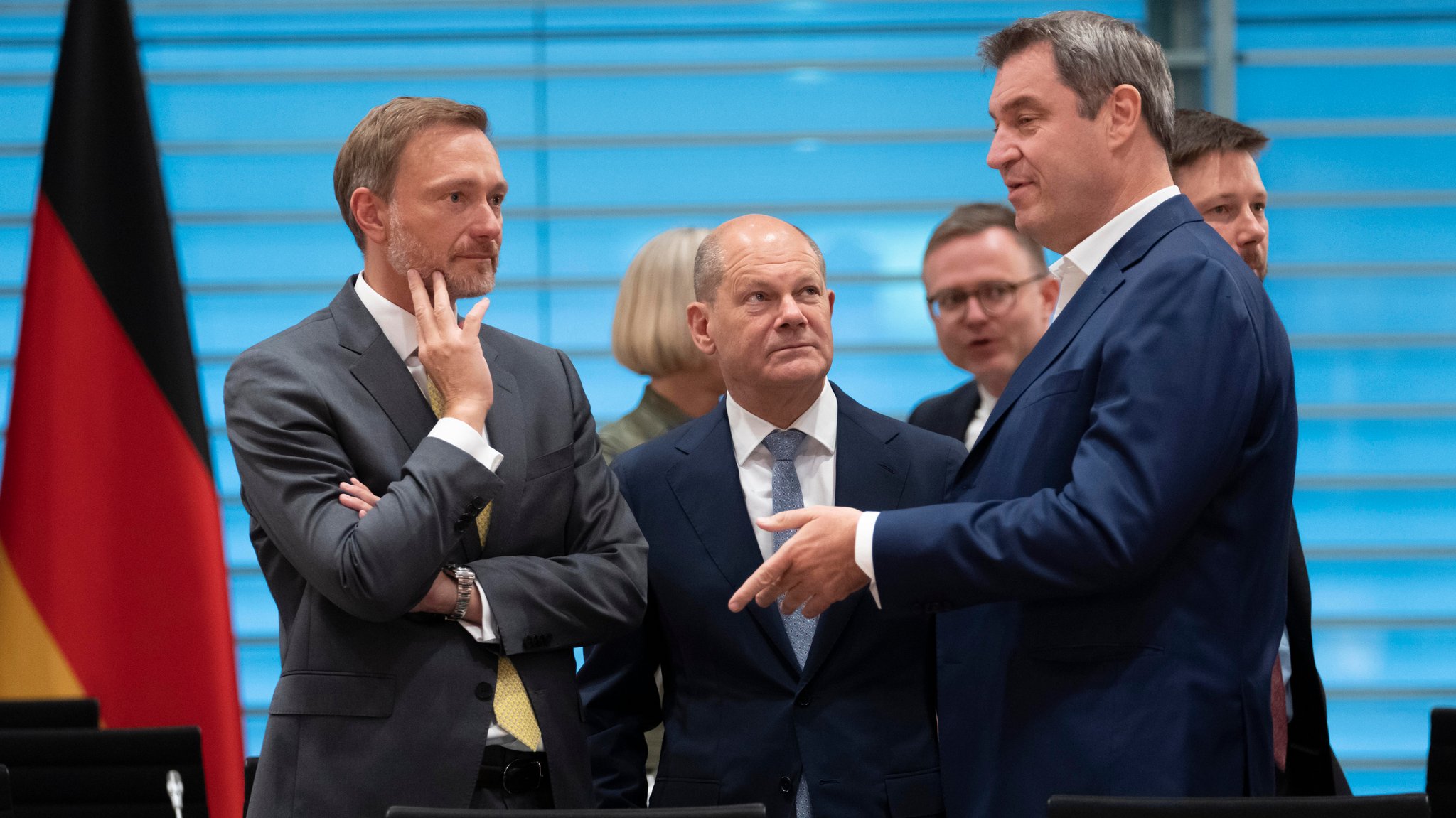 Kanzler Olaf Scholz (SPD, M.) gemeinsam mit Ministerpräsident Markus Söder (CSU, r.) und Finanzminister Christian Lindner (FDP) (Archivbild)