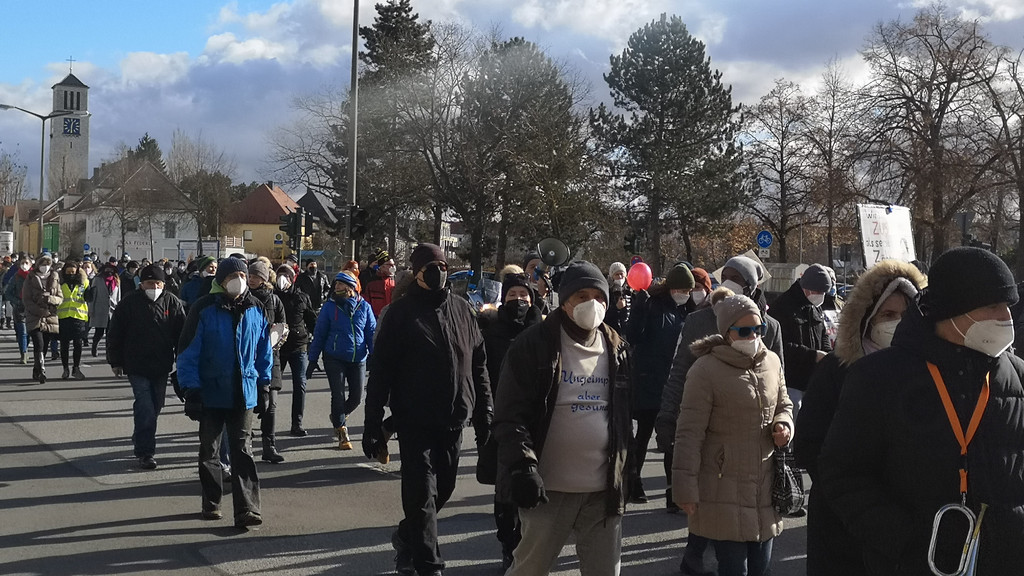 Impfgegner und Gegner der aktuellen Corona-Maßnahmen gehen an diesem Wochenende wieder auf die Straße, wie hier am Samstag in Regensburg. 