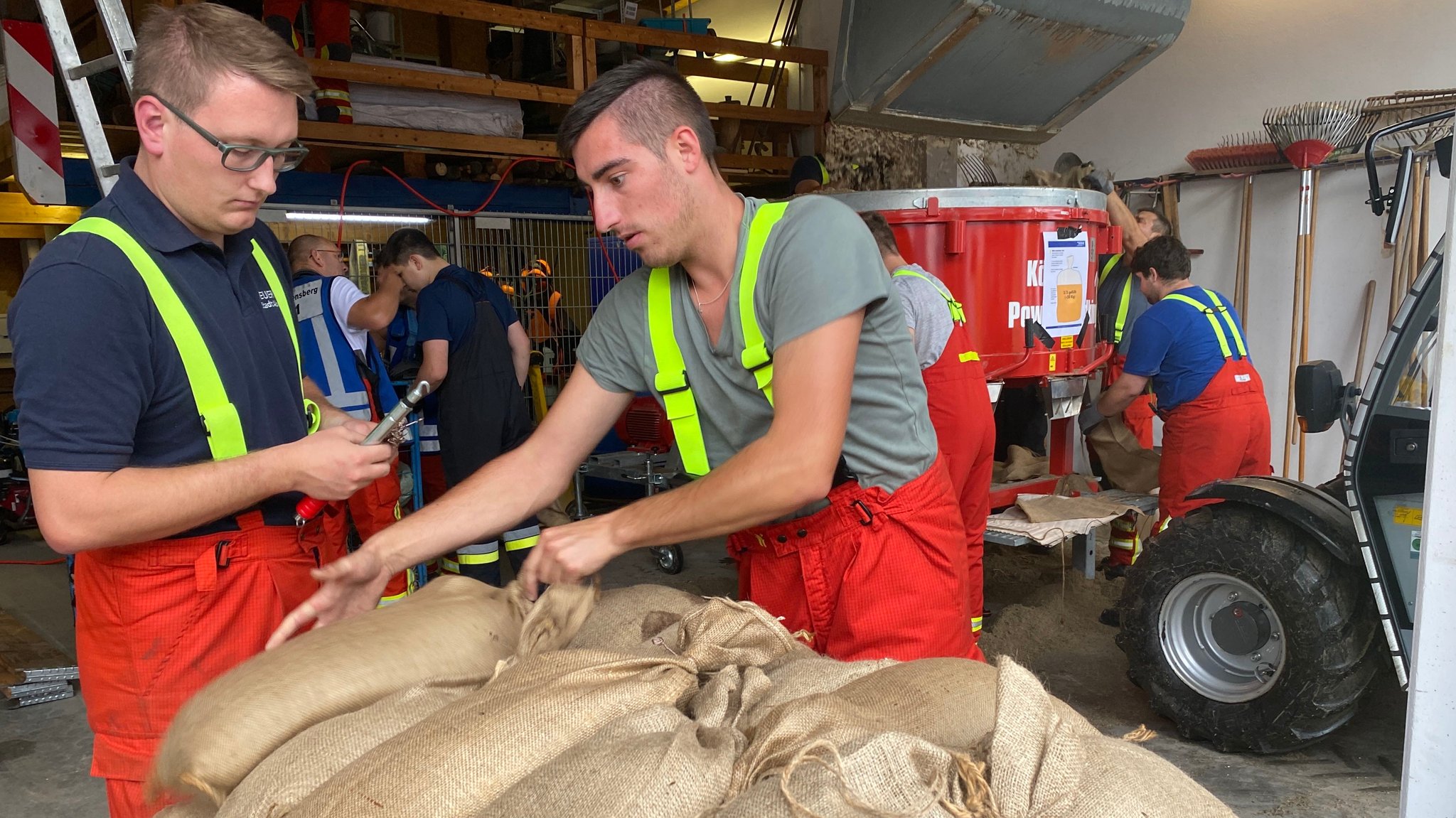 Feuerwehrleute in Abensberg bereiten sich vor und füllen Sandsäcke