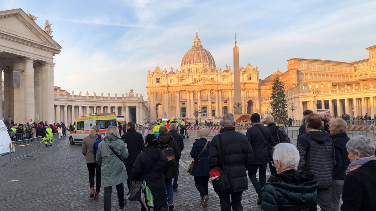 Pilger aus Ostbayern auf dem Petersplatz in Rom