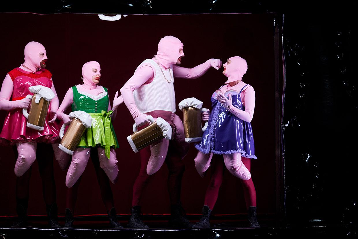 Szene aus Rieke Süßkows Inszenierung von Werner Schwabs Volksstück "ÜBERGEWICHT, unwichtig: UNFORM" am Staatstheater Nürnberg.