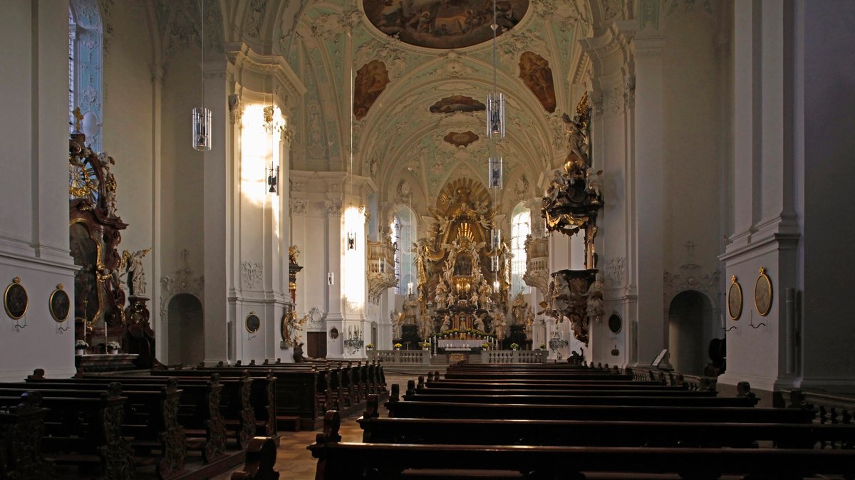Die Kirche wurde 1948 auf Antrag des Franziskanerpaters Luchesius Spätling durch Papst Pius XII. zur päpstlichen Basilica minor erhoben.