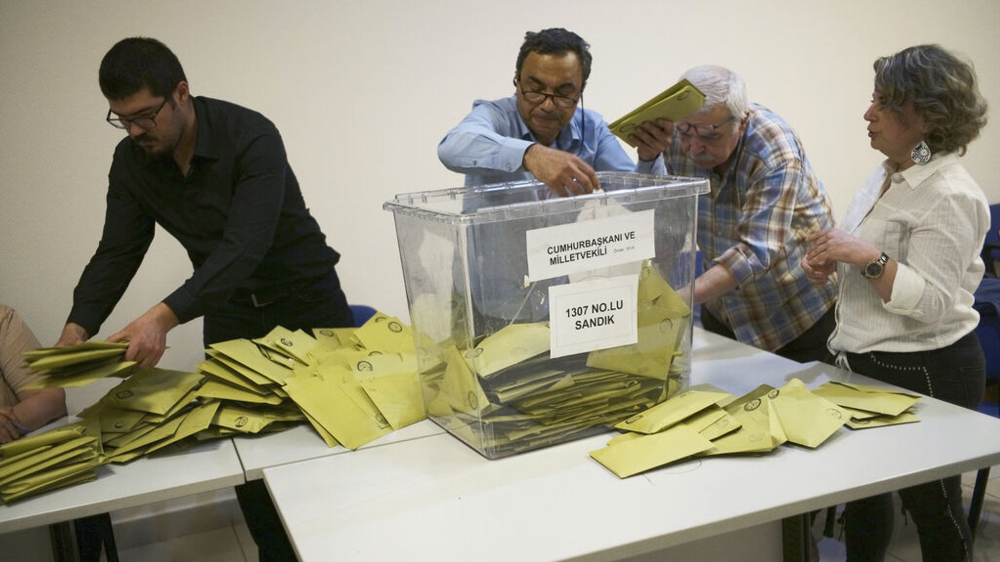 14.05.2023, Türkei, Ankara: Beamte zählen die Stimmen in einem Wahllokal. Die Wahllokale in der Türkei sind am Sonntag geschlossen worden. Es wird erwartet, dass diese Wahlen hart umkämpft sein werden und die größte Herausforderung für den türkischen Präsidenten Erdogan in seinen zwei Jahrzehnten an der Macht darstellen könnten. Foto: Burhan Ozbilici/AP/dpa +++ dpa-Bildfunk +++