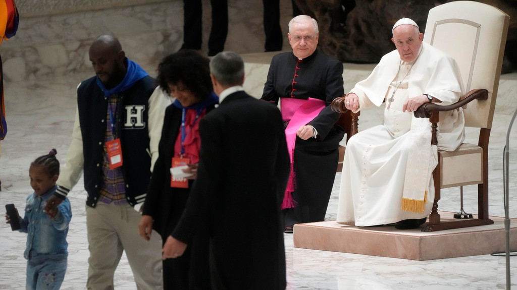 Papst Franziskus bei seiner Audienz mit Geflüchteten im Vatikan.