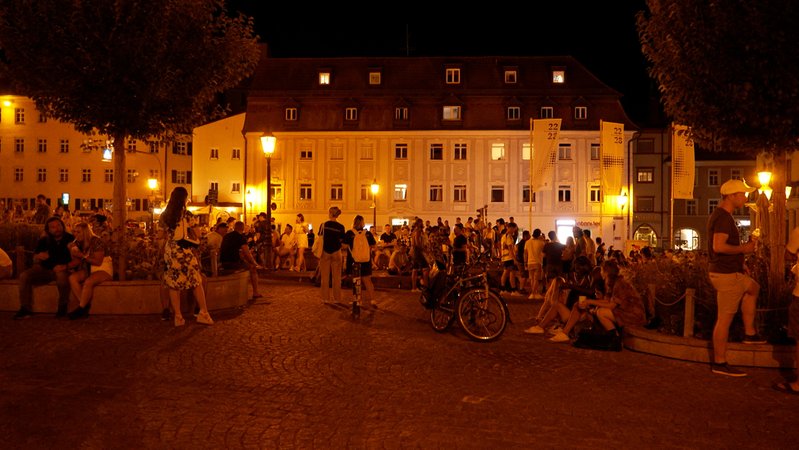 Wie in vielen Städten drängt es die Menschen derzeit zum Feiern ins Freie -zum Leidwesen vieler Anwohner und der Natur. In Regensburg will man nicht mehr auf Strafen setzen, sondern sucht das Gespräch: "Nachtschicht" heißt das Projekt...