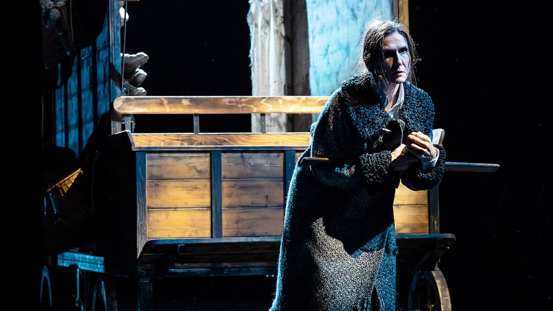 Szenenbild mit Karren | Bild: Peter Litvai/Landestheater Niederbayern Szenenbild mit Karren