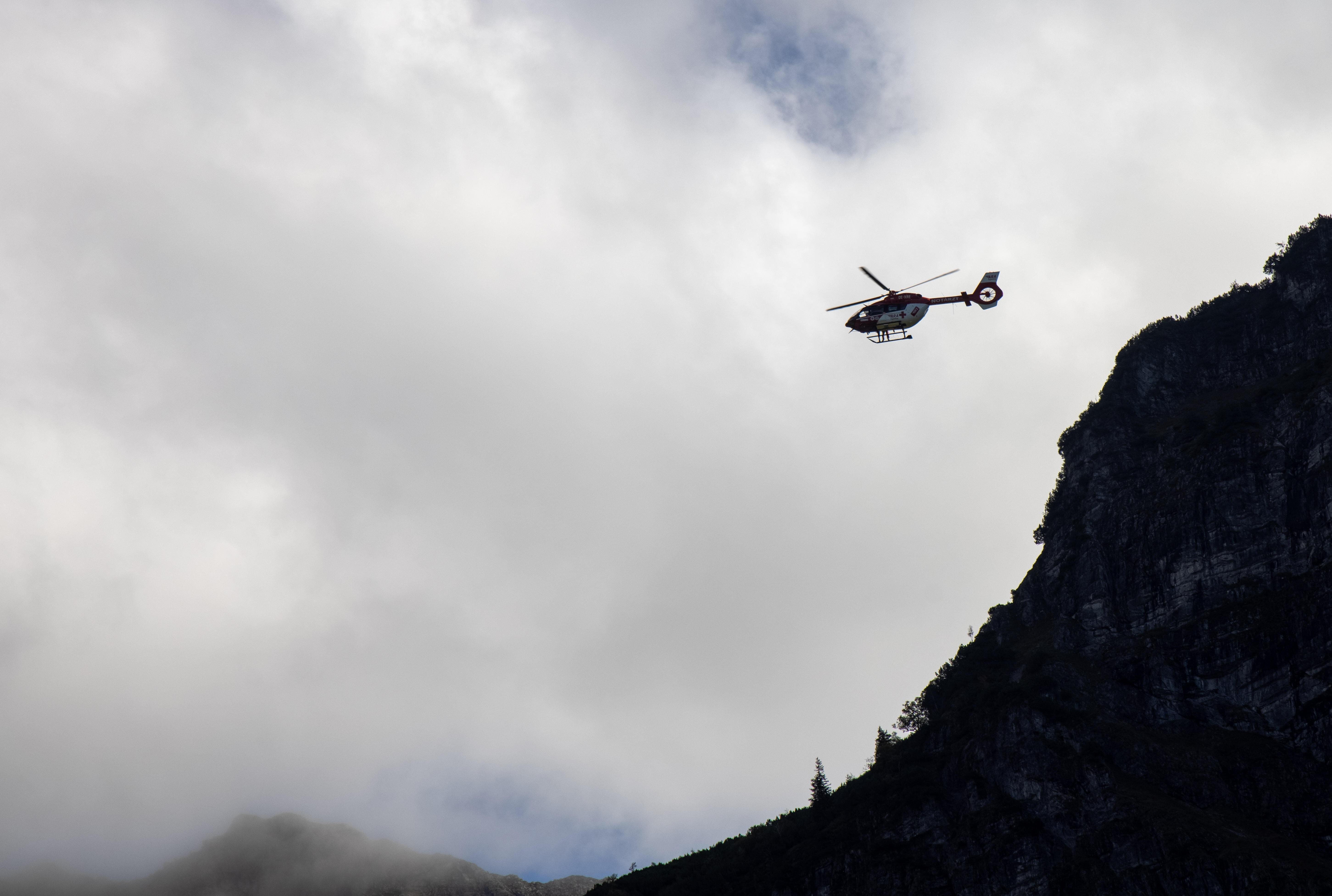 Symbolbild: Der Rettungshubschrauber "RK2" im Einsatz in den Alpen bei Oberstdorf 2021