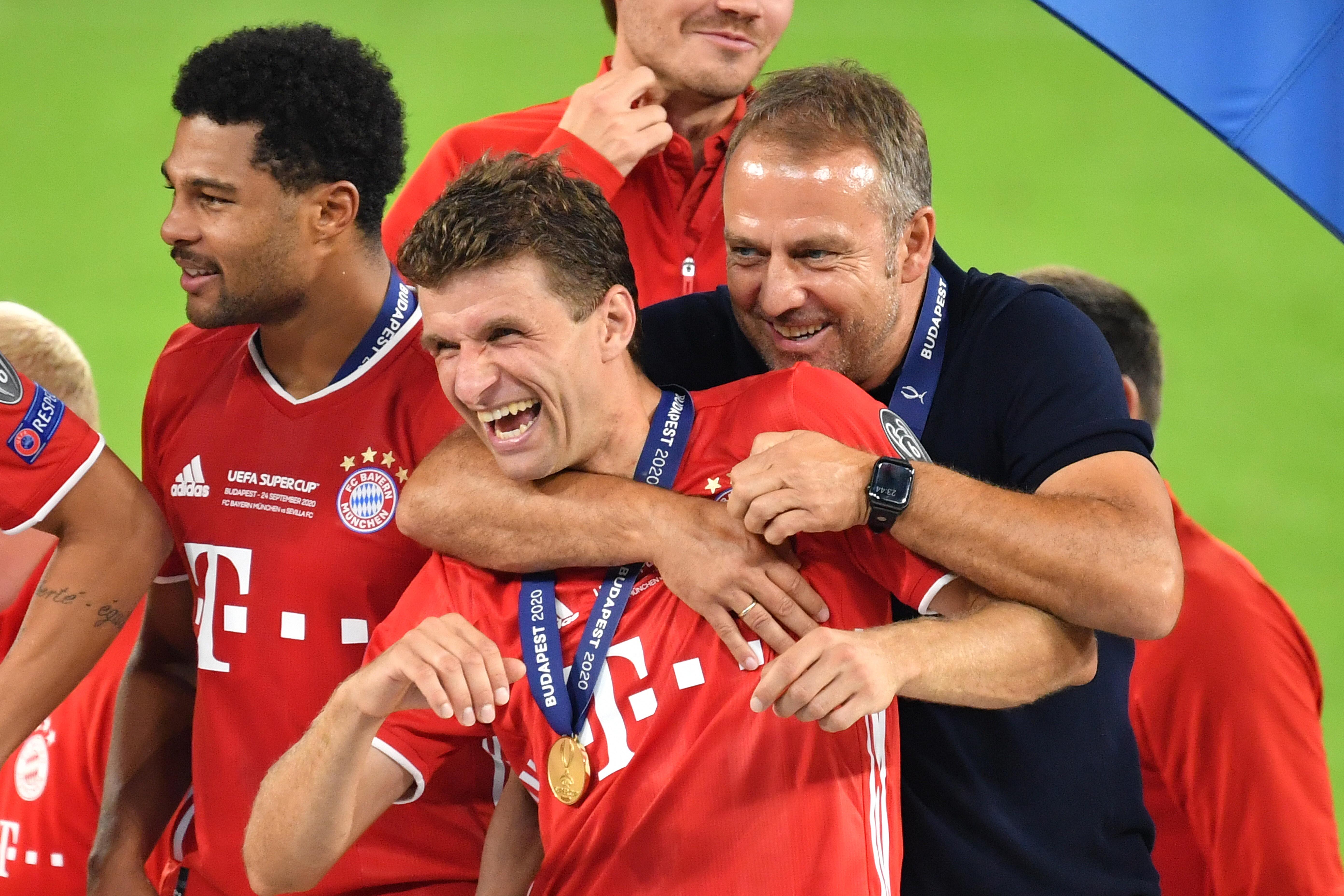 Thomas Müller (m.) mit Hansi Flick (r.)